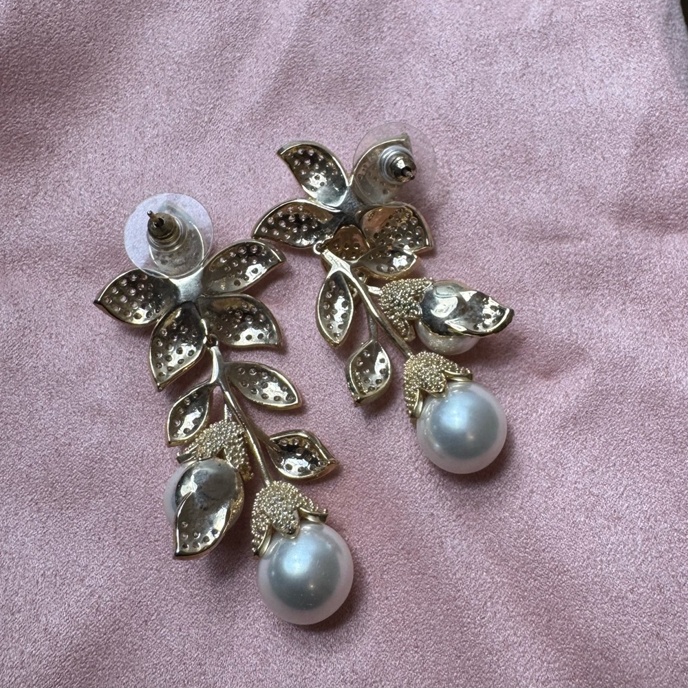 Elegant Gold and Pearl Leaf Drop Earrings - Picture 2 of 4